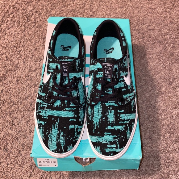 Nike - Picture 2 of 4